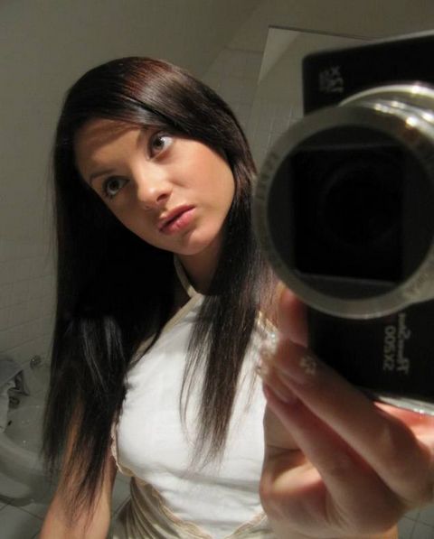 Девушка сама себя снимает в ванной комнате @ gang.truba-rf.ru