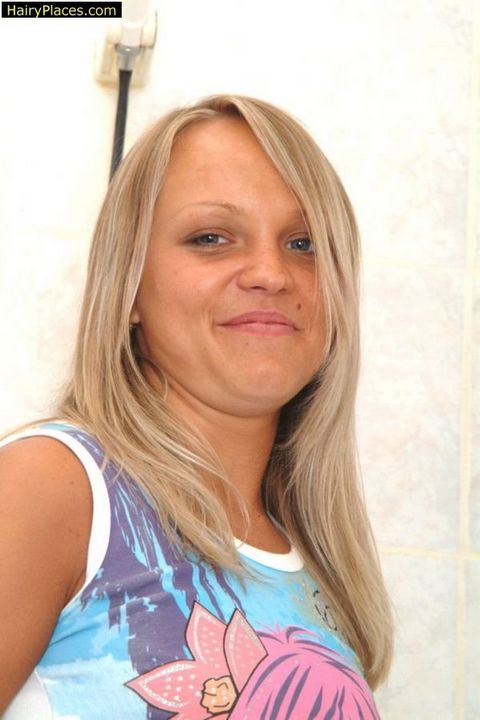 Обнаженная блондинистая красавица принимает душ @ gang.truba-rf.ru